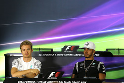Nico Rosberg en Lewis Hamilton, Mercedes AMG F1 tijdens de persconferentie