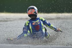 Sturz: Alex Rins, Team Suzuki MotoGP crash