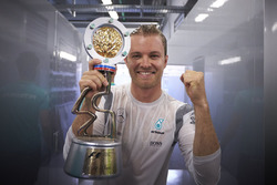1. Nico Rosberg, Mercedes AMG F1 Team, mit dem Pokal