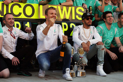1. Nico Rosberg, Mercedes AMG F1, feiert mit Teamkollege Lewis Hamilton, Mercedes AMG F1, und dem Te
