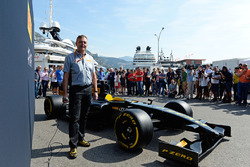 Менеджер Pirelli Racing Маріо Ізола з болідом Pirelli F1
