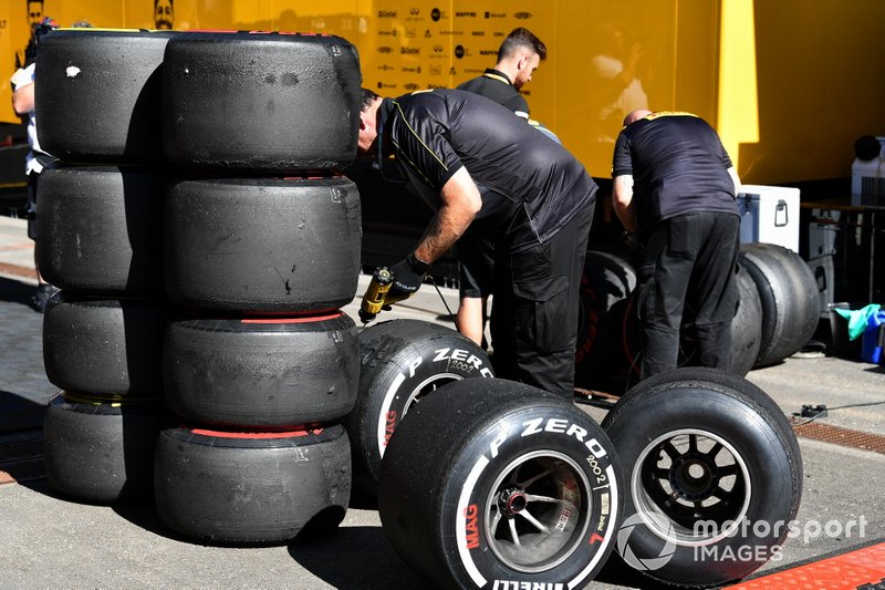 Des techniciens de Pirelli travaillant sur certains pneus