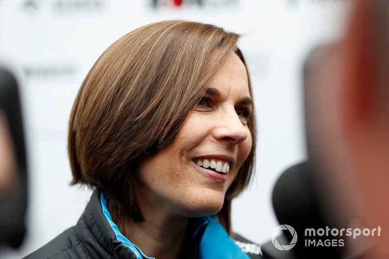 Claire Williams, directrice adjointe de Williams, parle à la presse