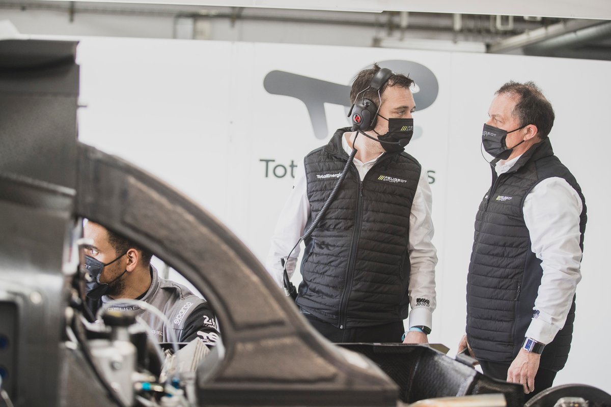 Olivier Jansonnie (au centre) est le directeur technique du programme WEC de Peugeot Sport.