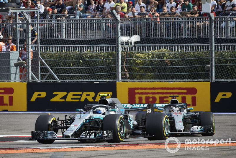 Valtteri Botta sta per cedere il passo e la vittoria a Lewis Hamilton nel GP di Russia