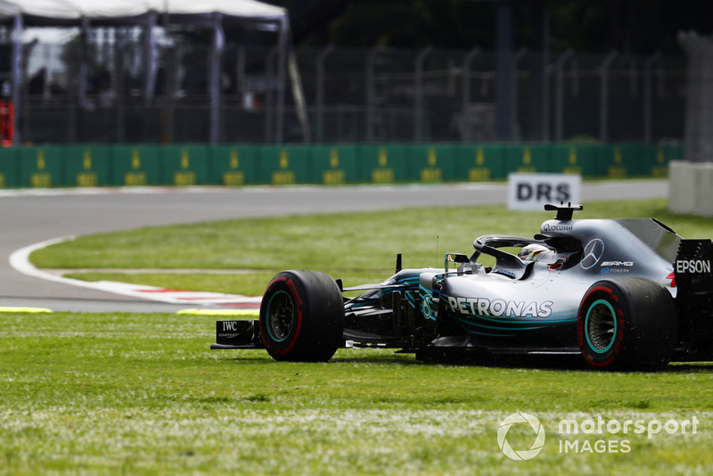 Вылет с трассы: Льюис Хэмилтон, Mercedes AMG F1 W09