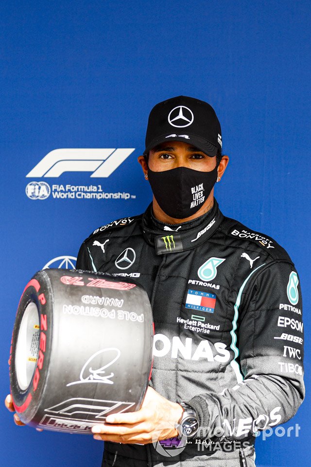 Ganador de la pole Lewis Hamilton, Mercedes-AMG F1 en Parc Ferme con el Premio Pirelli Pole Position