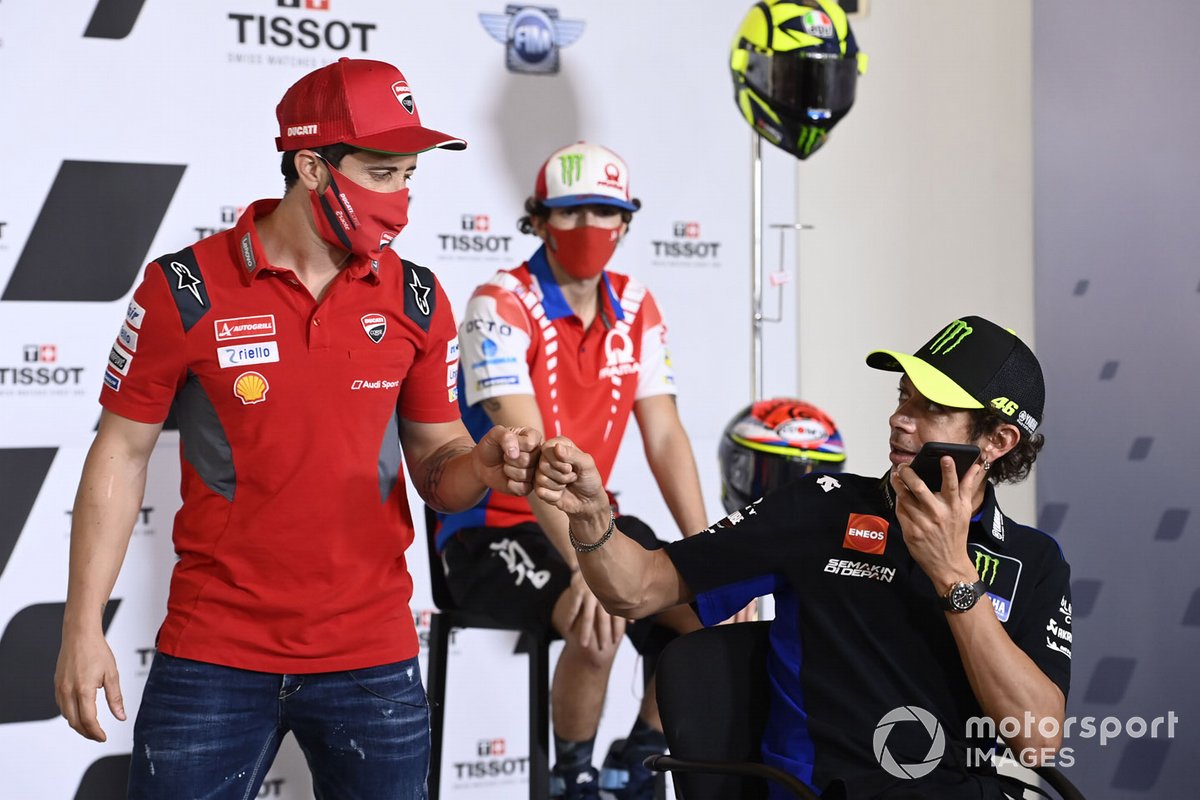 Dua pembalap MotoGP veteran asal Italia, Andrea Dovizioso dan Valentino Rossi, dalam jumpa pers MotoGP 2020.