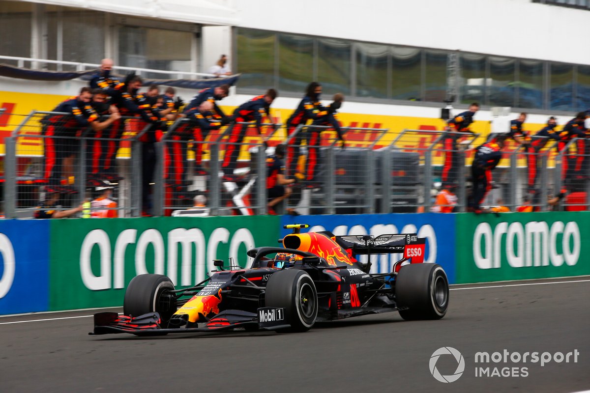Alex Albon, Red Bull Racing RB16, passes the cheering Red Bull team on the pit wall
