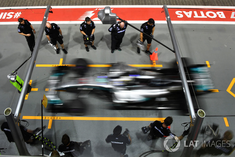 Valtteri Bottas, Mercedes AMG F1 W08 pit stop