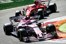 Esteban Ocon, Sahara Force India VJM10, Kimi Raikkonen, Ferrari SF70H