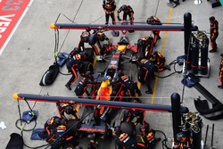 Daniel Ricciardo, Red Bull Racing RB13 pit stop