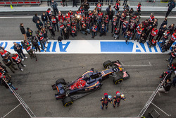 Max Verstappen, Scuderia Toro Rosso en teamgenoot Carlos Sainz Jr., Scuderia Toro Rosso met de Scude