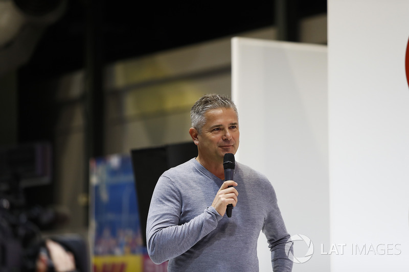 Gil de Ferran talks to Stuart Codling on the F1 Racing Stand
