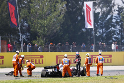 Romain Grosjean, Haas F1 Team VF-18, esce dalla sua monoposto dopo l'incidente nel primo giro