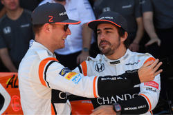 Fernando Alonso, McLaren ve Stoffel Vandoorne, McLaren, takım fotoğrafında