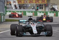Lewis Hamilton, Mercedes AMG F1 W09, Daniel Ricciardo, Red Bull Racing RB14