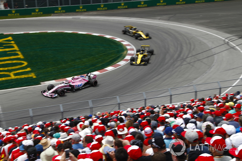 Esteban Ocon, Force India VJM11, leads Nico Hulkenberg, Renault Sport F1 Team R.S. 18 and Carlos Sai