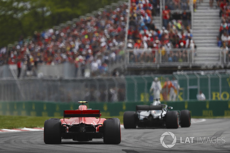 Lewis Hamilton, Mercedes AMG F1 W09, precede Kimi Raikkonen, Ferrari SF71H