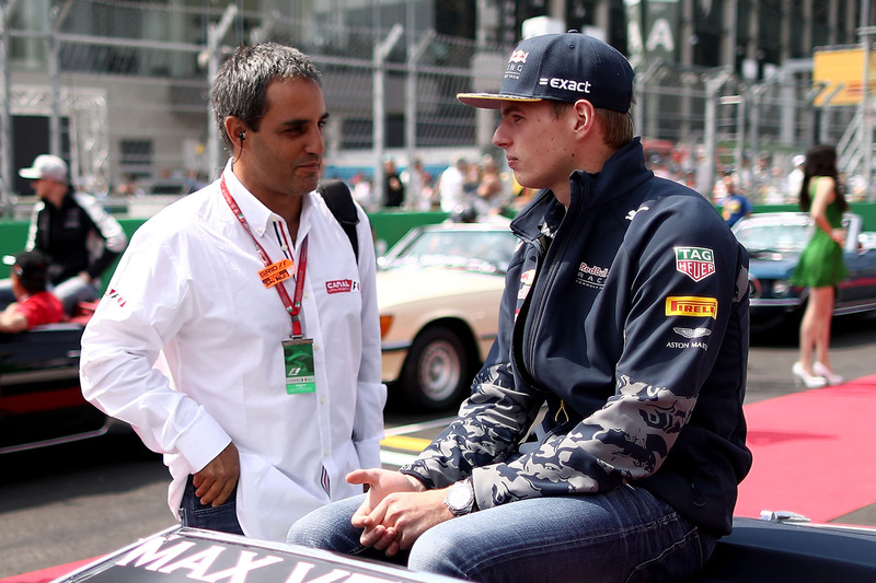 Juan Pablo Montoya in gesprek met Max Verstappen bij de Grand Prix van Mexico in 2016.