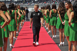 Kevin Magnussen, Renault Sport F1 Team, tijdens de rijdersparade