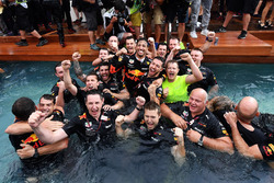 Переможець Даніель Ріккардо, Red Bull Racing, з командою