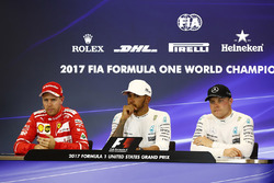 Льюіс Хемілтон, Mercedes AMG F1, на прес-конференції із Себастьяном Феттелем, Ferrari та Валттері Бо