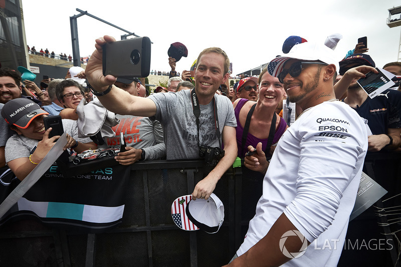 Льюіс Хемілтон, Mercedes AMG F1, уболівальник