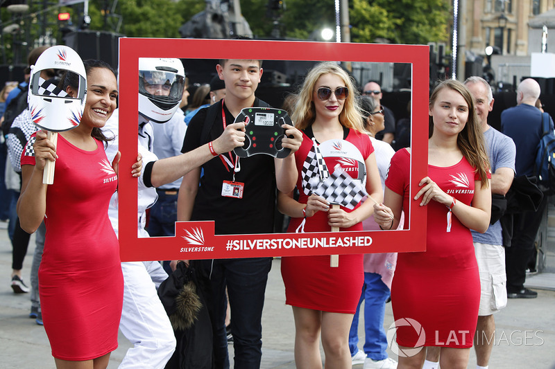 Fan mit Gridgirls