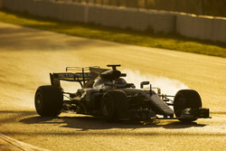 Valtteri Bottas, Mercedes AMG F1 W08, locks-up a wheel