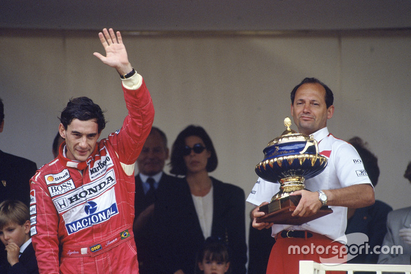 Ayrton Senna, McLaren Honda, ganador junto a Ron Dennis, jefe de McLaren, en el podio de Mónaco.