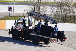 A recovery truck removes the crashed Lance Stroll Williams FW40