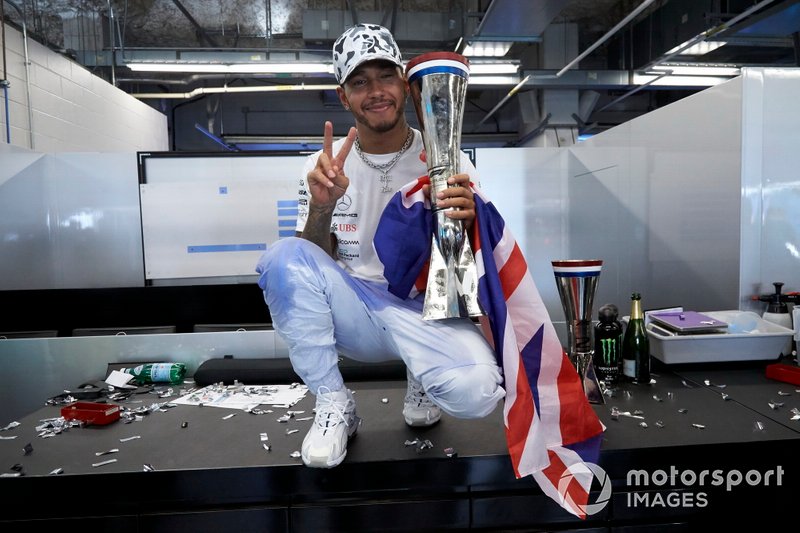 Lewis Hamilton, Mercedes AMG F1, celebra su sexto campeonato del mundo