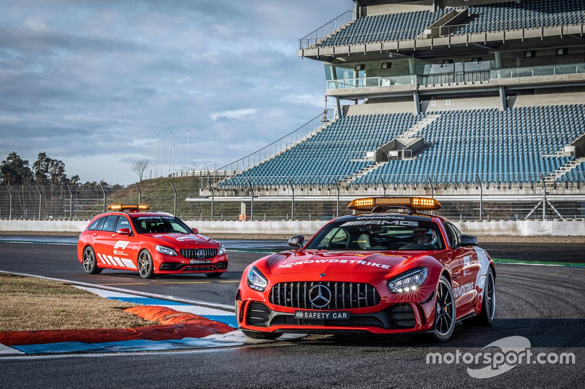 Safety car dan mobil medis resmi Mercedes untuk F1 2021, Mercedes-AMG GT R, dan Mercedes-AMG C63S Estate.