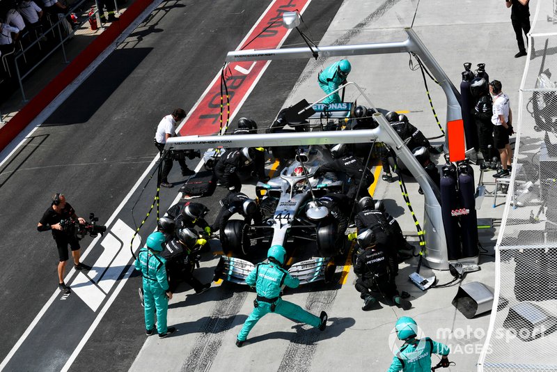 Lewis Hamilton, Mercedes AMG F1 W10, au stand