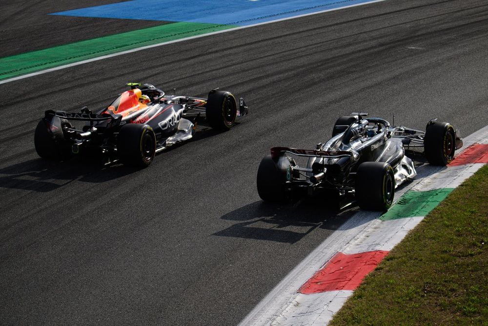 Sergio Pérez, Red Bull Racing RB19,George Russell, Mercedes W14