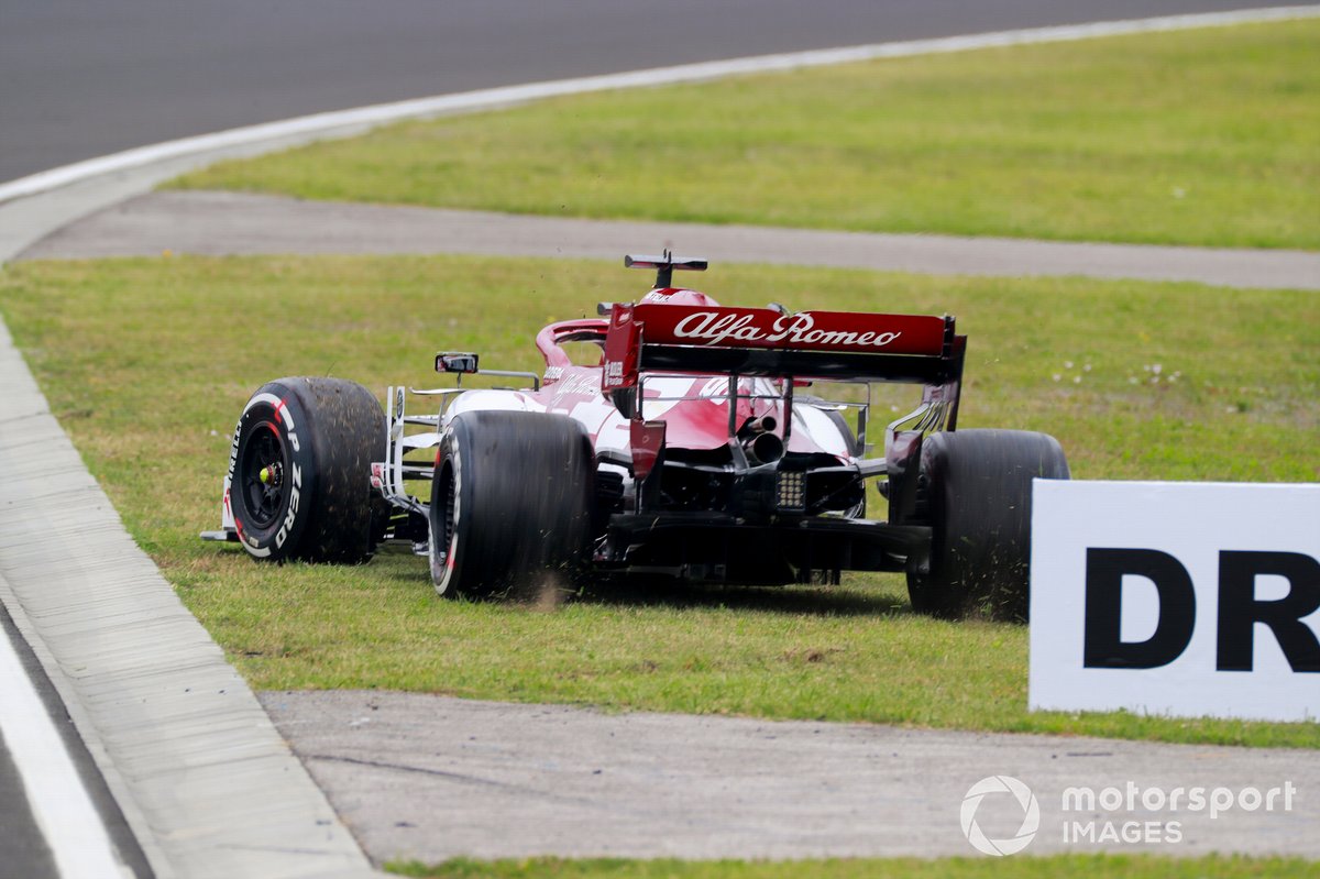 Robert Kubica, Alfa Romeo Racing C39, recovers after a brief off