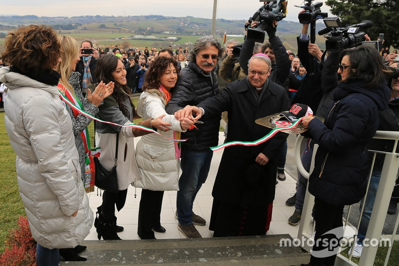 Kate Fretti, Rossella Simoncelli dan Paolo Simoncelli memotong pita dalam pembukaan Casa Marco Simoncelli