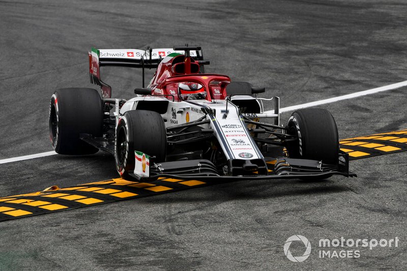 Kimi Raikkonen, Alfa Romeo Racing C38 runs wide