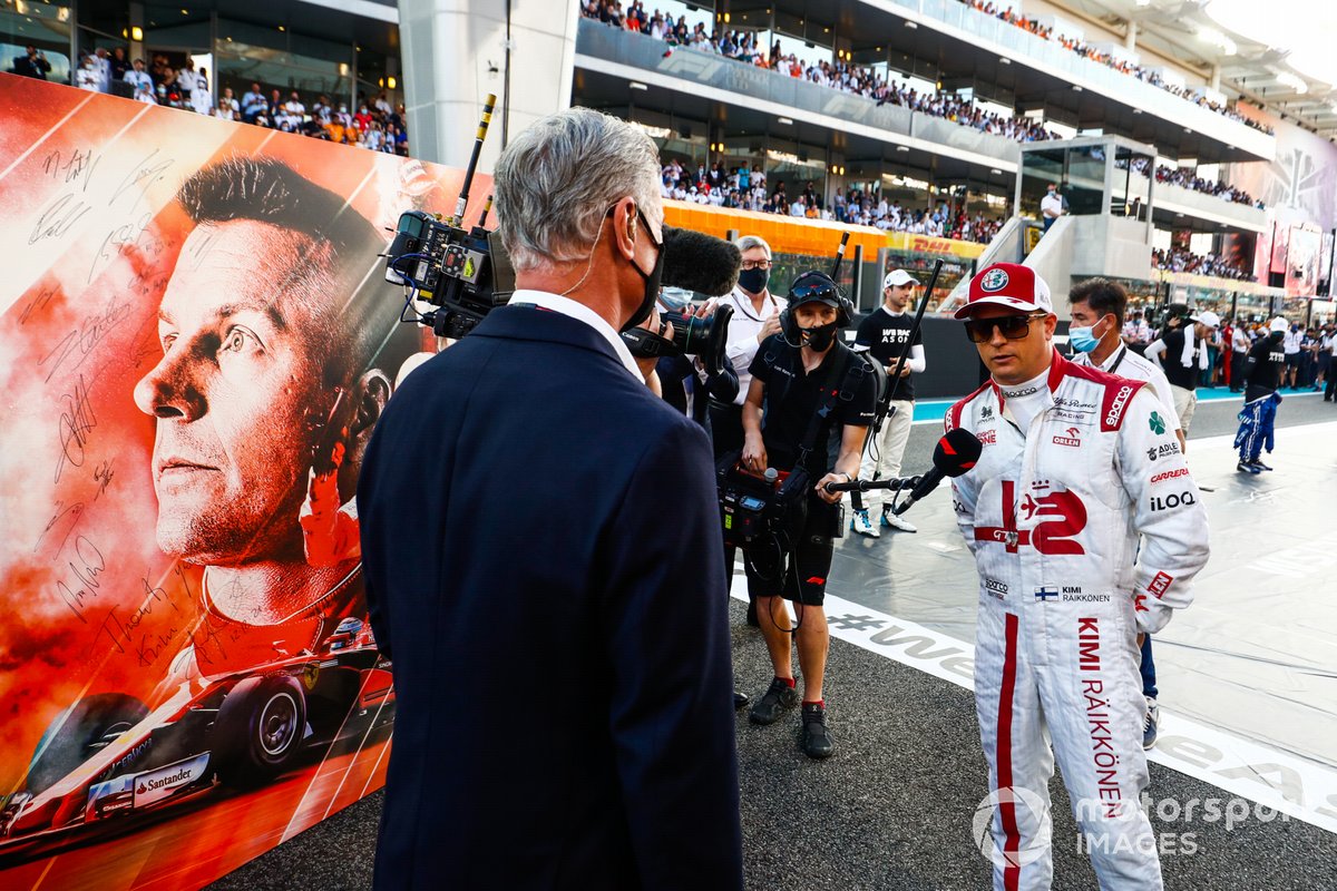 Kimi Raikkonen, Alfa Romeo Racing, saat diwawancara mantan pembalap F1 David Coulthard di grid