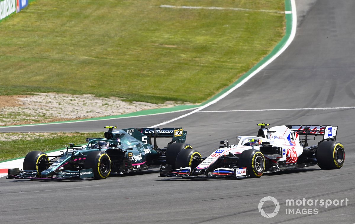 Sebastian Vettel, Aston Martin AMR21, bertarung dengan Mick Schumacher, Haas VF-21