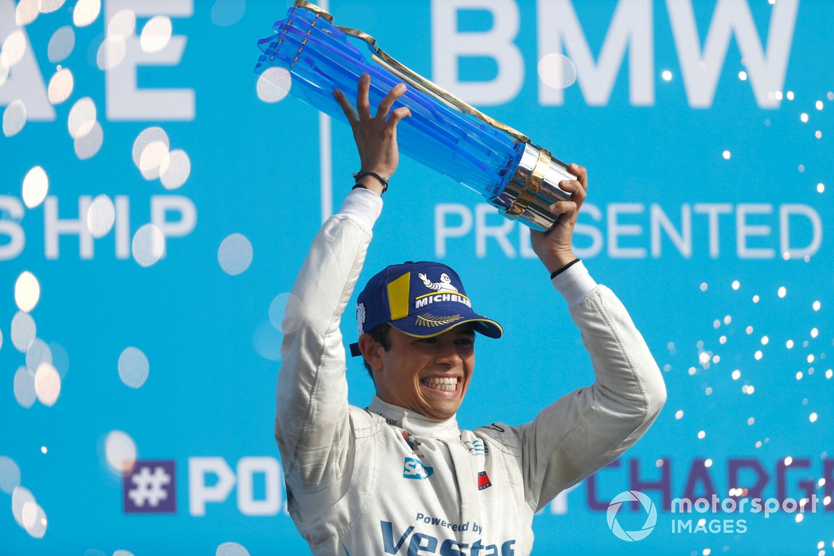 Juara dunia Nyck de Vries, Mercedes-Benz EQ, berada di podium