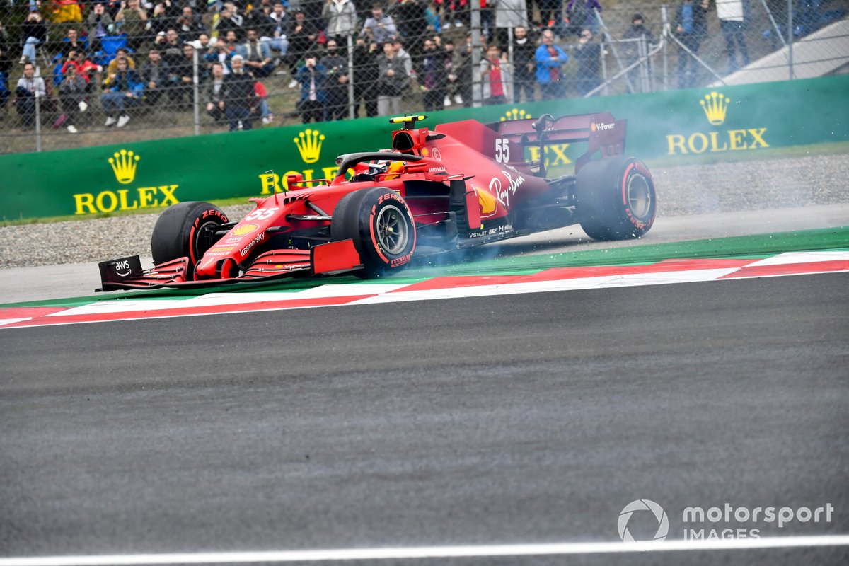 Carlos Sainz Jr., Ferrari SF21, spins