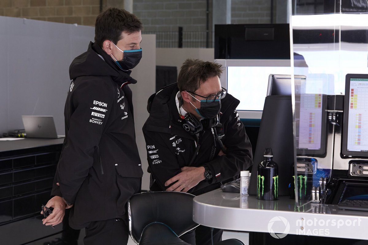 Toto Wolff, Executive Director (Business), Mercedes AMG, and Andrew Shovlin, Chief Race Engineer, Mercedes AMG