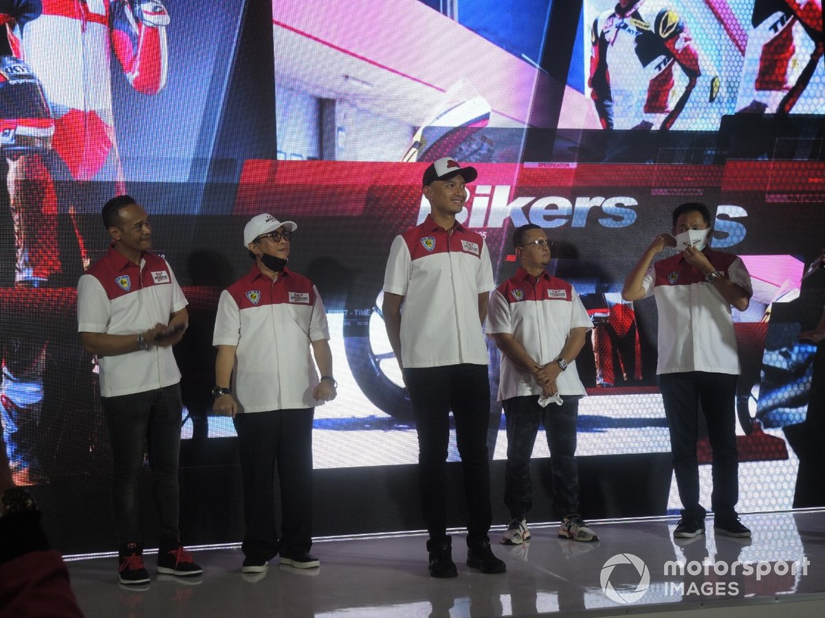 Febby Sagita, Direktur Teknis, M Rapsel Ali, Presiden Mandalika Racing Team Indonesia (MRTI), Dimas Ekky, Team Principal, Kemalsyah Nasution, Irawan Sucahyono, Direktur Komersial dalam event peluncuran Mandalika Racing Team di Jakarta pada 9 November 2020
