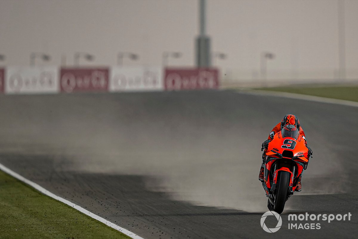 Pembalap KTM Tech3 Factory Racing, Danilo Petrucci, menggeber KTM RC16 di trek lurus Sirkuit Losail pada tes pramusim MotoGP 2021 di Qatar, beberapa waktu lalu. Butiran pasir di aspal trek bisa mempercepat level keausan ban hingga menyebabkan daya rekat ban berkurang yang ujungnya membuat kestabilan motor menurun.