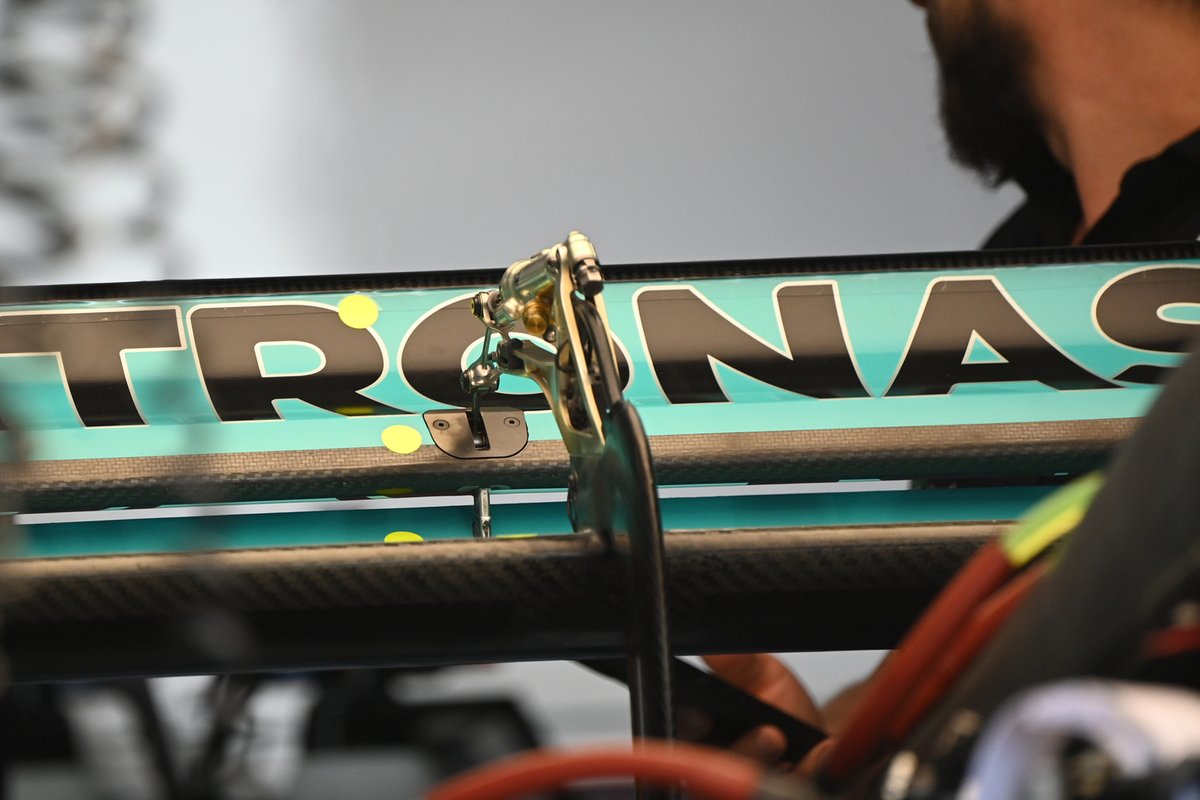 Detalle del alerón trasero del Mercedes W13