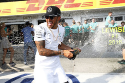 Переможець гонки Льюїс Хемілтон, Mercedes AMG F1 святкує разом із командою