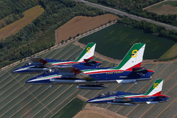Le Frecce Tricolori in volo