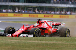 Sebastian Vettel, Ferrari SF70H, con un pinchazo